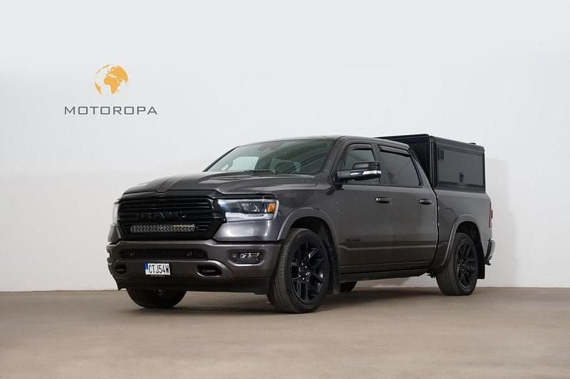 Mörkgrå (grå) Begagnad 2022 RAM 1500 Pickup | 849 000 kr (Dyr) - Bild 1/4