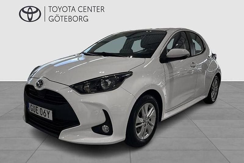 Vit Begagnad 2022 Toyota Yaris Hybrid Active Halvkombi | 214 900 kr (Marknadspris) - Bild 1/4