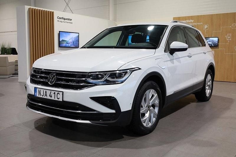 Vit Begagnad 2023 VW Tiguan Elegance SUV | 319 900 kr (Bra pris) - Bild 1/3