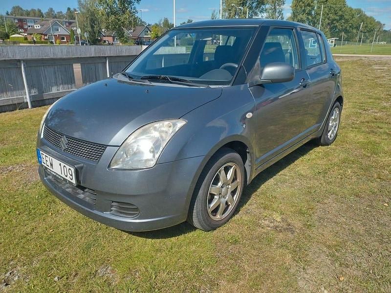 Mörkgrå (grå) Begagnad 2006 Suzuki Swift Halvkombi | 29 000 kr (Marknadspris) - Bild 1/4