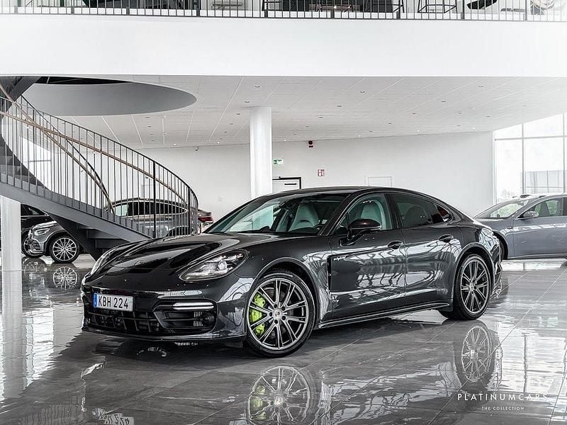 Grå Begagnad 2018 Porsche Panamera 4 Sedan | 609 000 kr (Marknadspris) - Bild 1/4