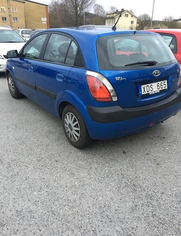 Blå Begagnad 2006 Kia Rio Halvkombi | 19 900 kr (Bra pris) - Bild 1/4