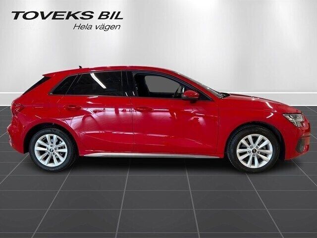 Tangoröd metallic Begagnad 2023 Audi A3 Proline | 279 900 kr (Marknadspris) - Bild 1/3