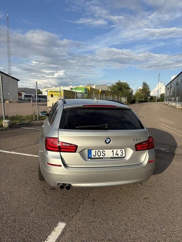 Grå Begagnad 2011 BMW 520 Kombi | 75 000 kr (Marknadspris) - Bild 1/4