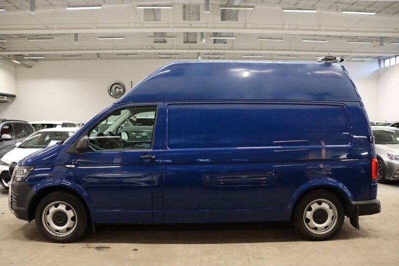 Mörkblå (blå) Begagnad 2018 VW T6 Van | 249 800 kr (Dyr) - Bild 1/4