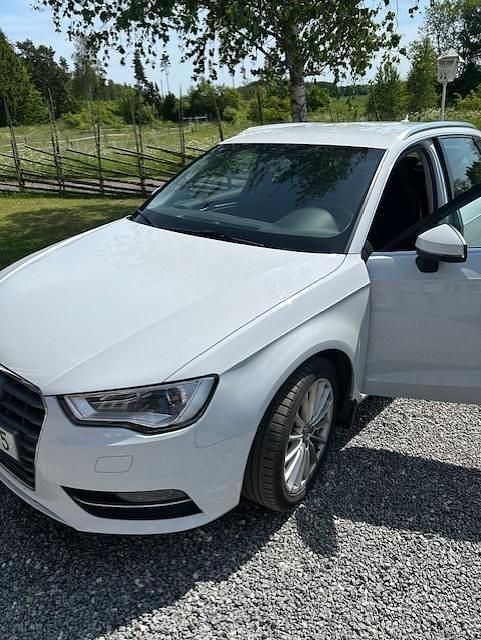 Vit Begagnad 2015 Audi A3 Sportback Ambition Halvkombi | 115 000 kr (Marknadspris) - Bild 1/3
