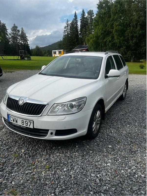 Vit Begagnad 2011 Skoda Octavia Ambiente Kombi | 22 000 kr (Bra pris) - Bild 1/4