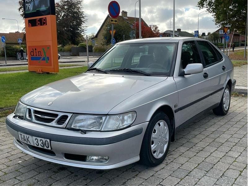 Grå Begagnad 2002 Saab 9-3 Halvkombi | 11 900 kr (Bra pris) - Bild 1/4