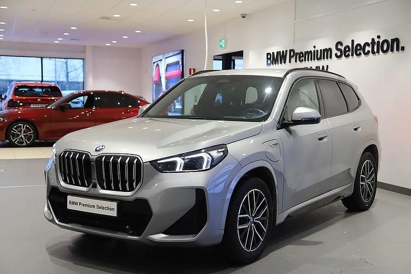 Silver Begagnad 2022 BMW X1 M Sport SUV | 469 000 kr (Marknadspris) - Bild 1/3