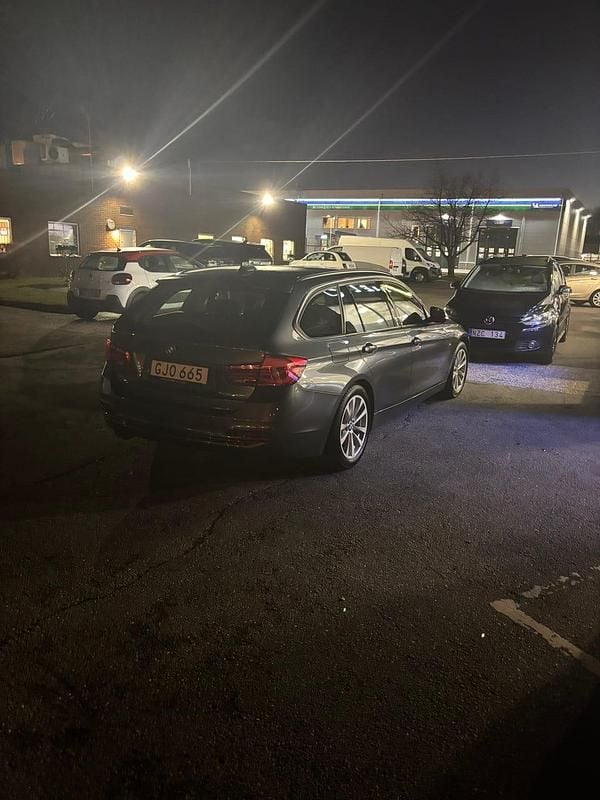 Metallic grå Begagnad 2016 BMW 320 Sport Line Kombi | 159 000 kr (Superpris) - Bild 1/4