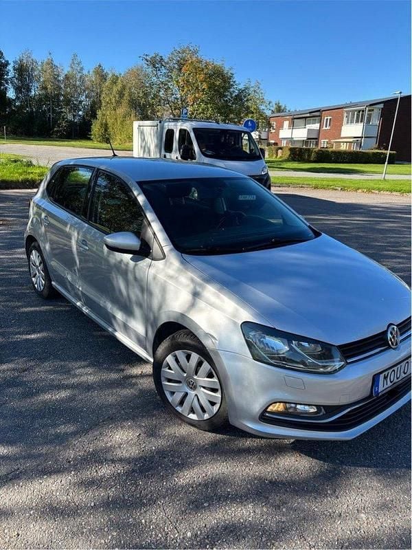 Silver Begagnad 2015 VW Polo Halvkombi | 61 000 kr (Bra pris) - Bild 1/4