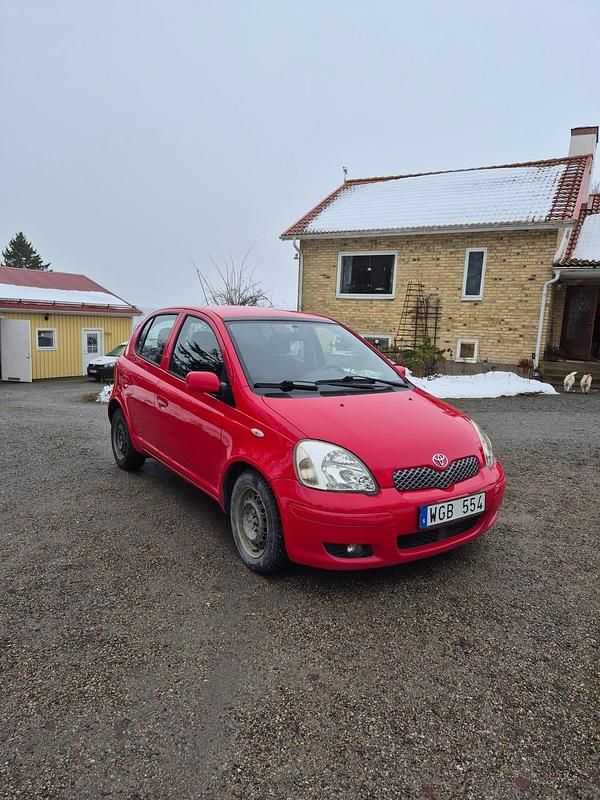 Begagnad 2004 Toyota Yaris Halvkombi | 23 500 kr (Marknadspris) - Bild 1/4