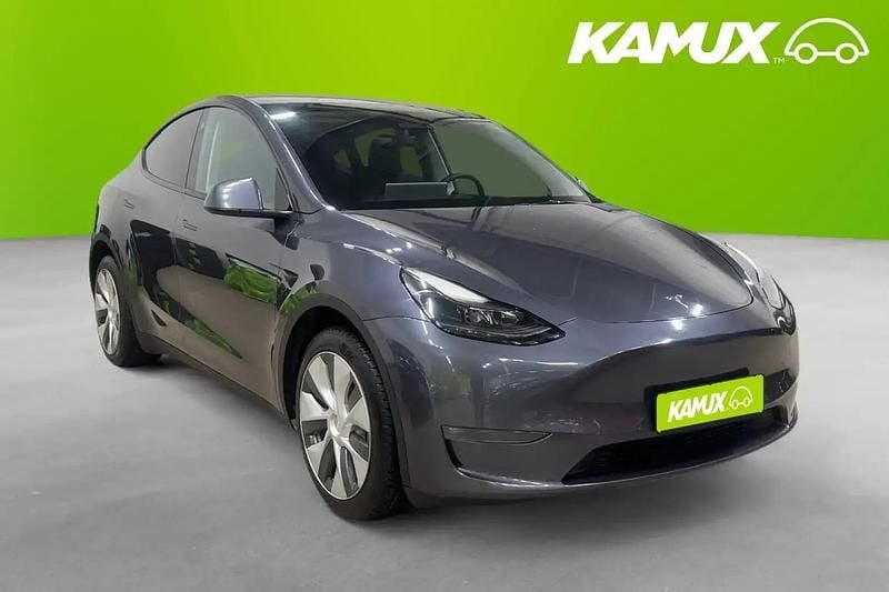 Silver/grå Begagnad 2022 Tesla Model Y SUV | 368 900 kr (Marknadspris) - Bild 1/4