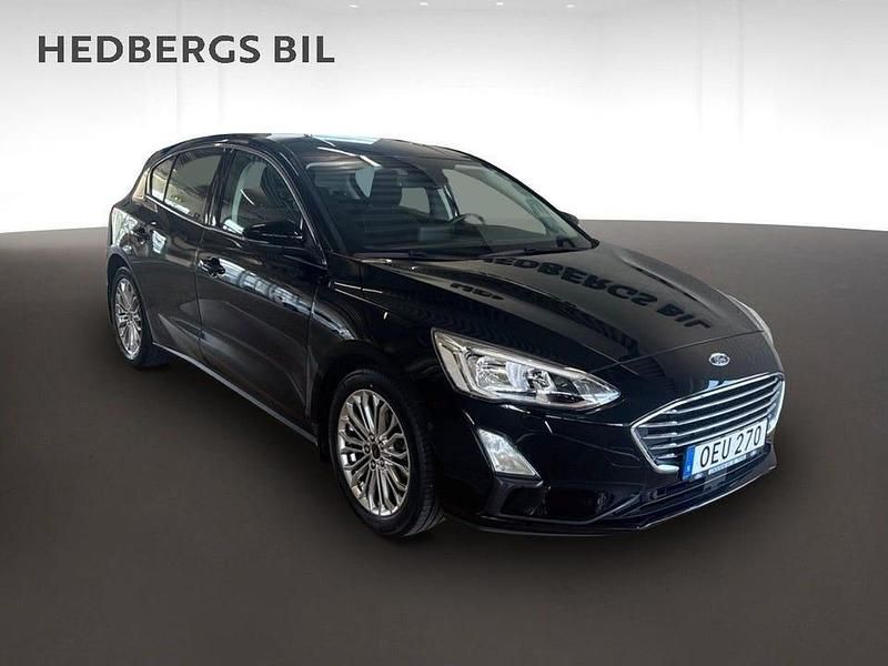 Svart Begagnad 2018 Ford Focus Halvkombi | 189 900 kr (Dyr) - Bild 1/4