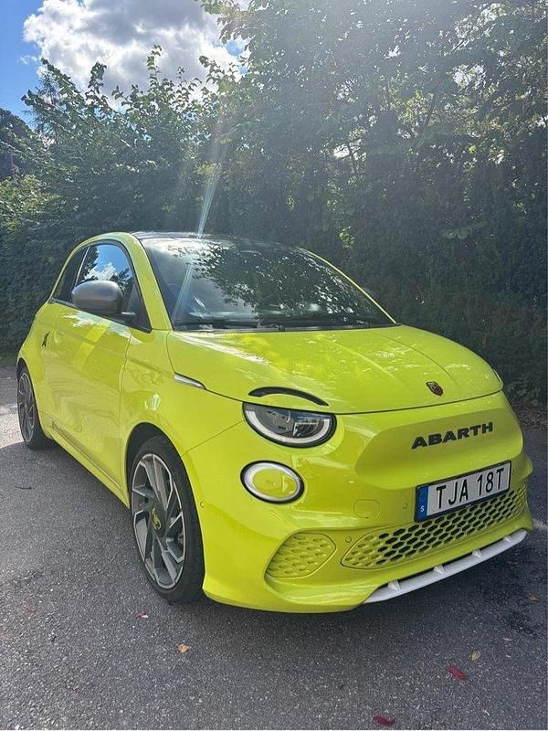 Grön Begagnad 2024 Abarth 500e Halvkombi | 339 000 kr - Bild 1/4