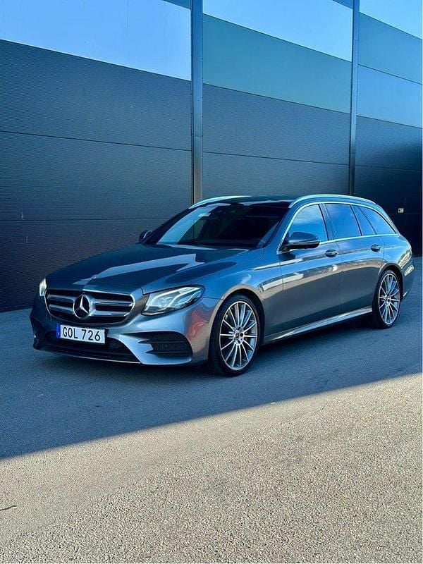 Grå Begagnad 2018 Mercedes E350 AMG line Kombi | 369 000 kr (Marknadspris) - Bild 1/4