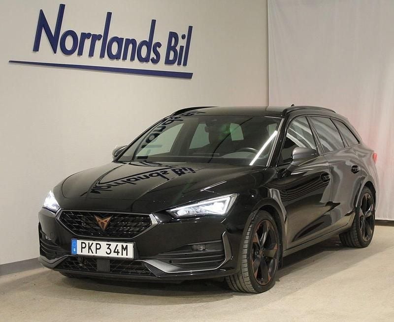 Svart (midnight black metallic) Begagnad 2024 Cupra Leon Kombi | 289 900 kr (Marknadspris) - Bild 1/4