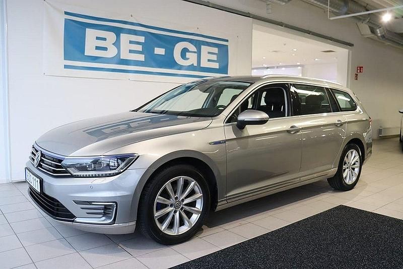 Silver Begagnad 2016 VW Passat GTE Kombi | 129 900 kr (Lite dyr) - Bild 1/4
