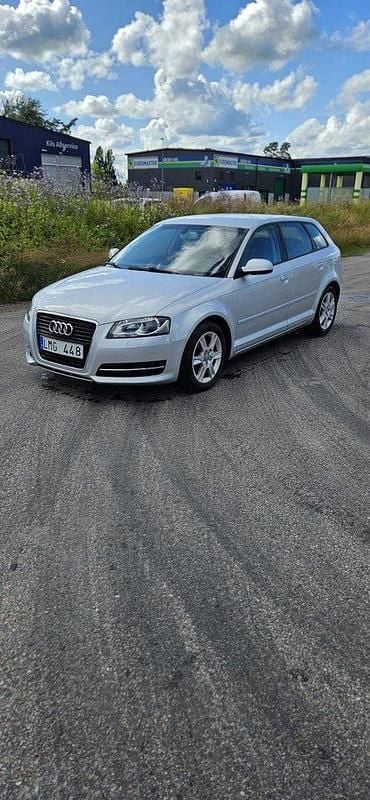 Silver Begagnad 2013 Audi A3 Sportback Attraction Halvkombi | 102 000 kr (Marknadspris) - Bild 1/4