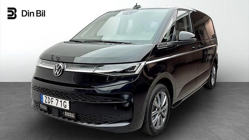 Svart (deep black pärleffekt) Begagnad 2025 VW T7 Style Van | 799 900 kr (Bra pris) - Bild 1/4