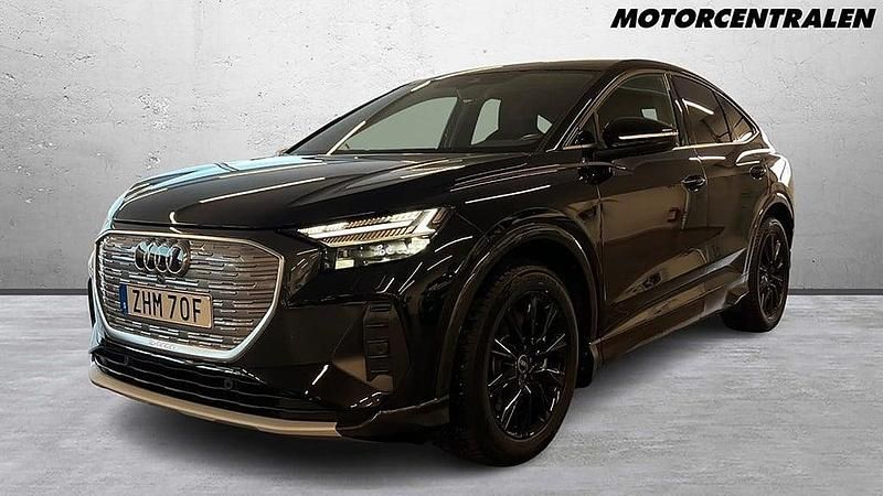 Svart Begagnad 2024 Audi Q4 Sportback e-tron Advanced SUV | 569 000 kr (Marknadspris) - Bild 1/4