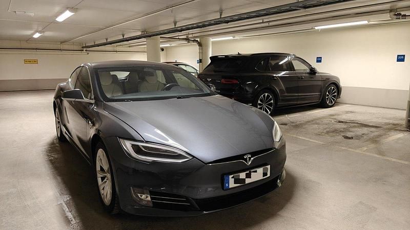 Grå Begagnad 2019 Tesla Model S Standard Range Sedan | 299 000 kr (Marknadspris) - Bild 1/4