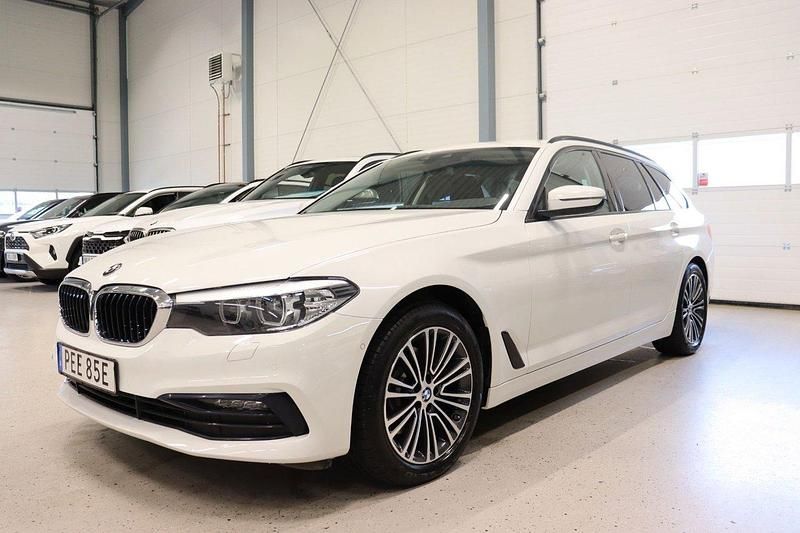 Vit Begagnad 2019 BMW 520 Sport Line Kombi | 329 800 kr (Marknadspris) - Bild 1/4