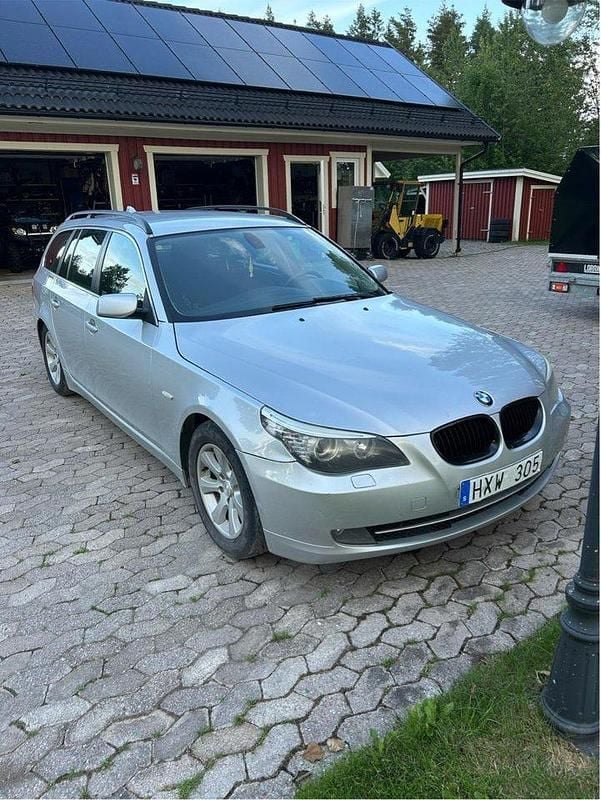 Grå Begagnad 2009 BMW 520 Kombi | 25 000 kr (Superpris) - Bild 1/4