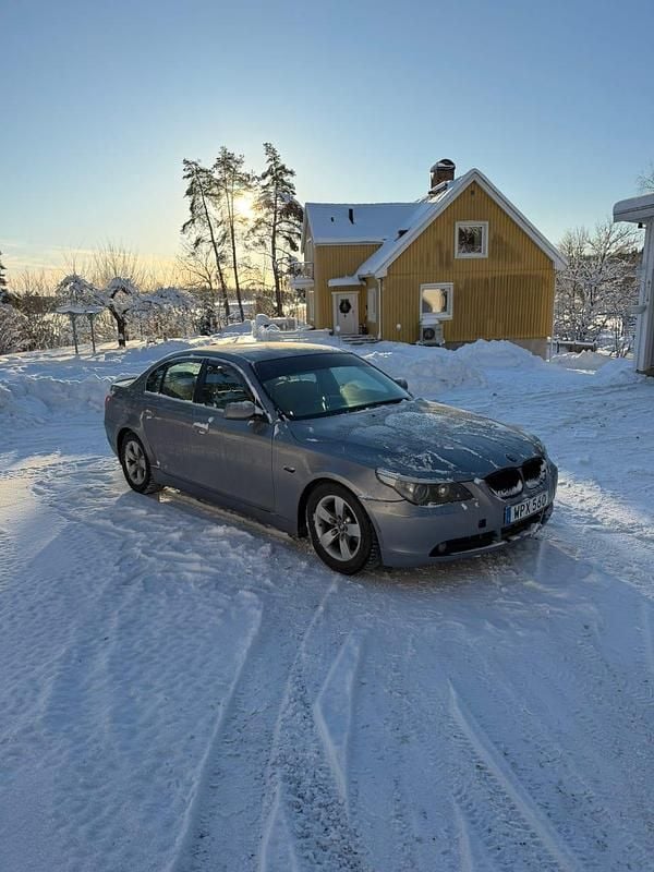 Begagnad 2005 BMW 523 Sedan | 21 000 kr (Superpris) - Bild 1/4