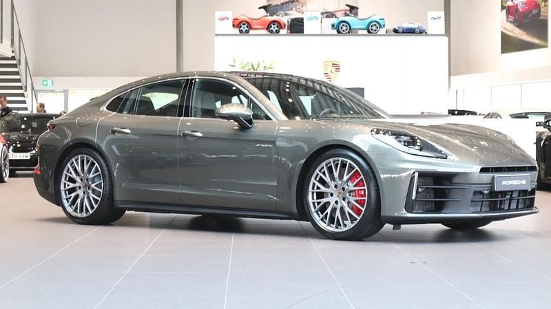 Ny Porsche Panamera 4S 2026 Grön Sedan