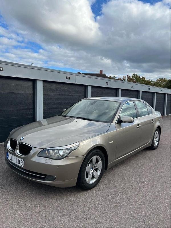 Brun Begagnad 2009 BMW 520 Sedan | 69 000 kr (Marknadspris) - Bild 1/4