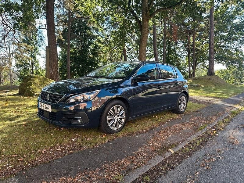 Mörkgrå (grå) Begagnad 2019 Peugeot 308 Allure Halvkombi | 137 500 kr (Marknadspris) - Bild 1/4