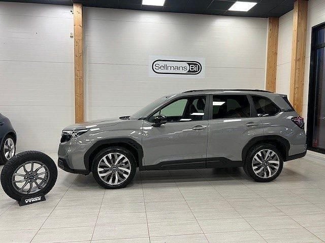 Grå Ny 2025 Subaru Forester SUV | 459 900 kr (Dyr) - Bild 1/4