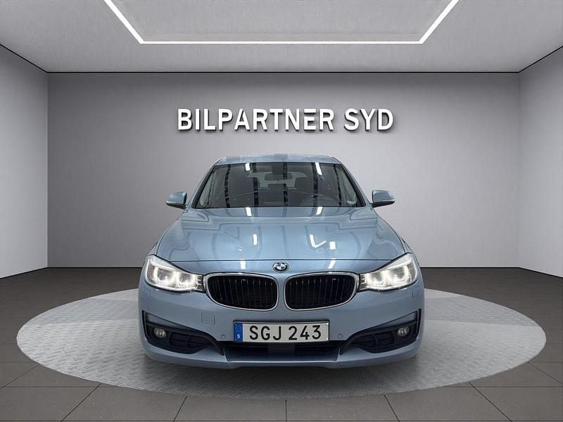 Blå Begagnad 2013 BMW 320 Gran Turismo Halvkombi | 109 900 kr (Marknadspris) - Bild 1/4