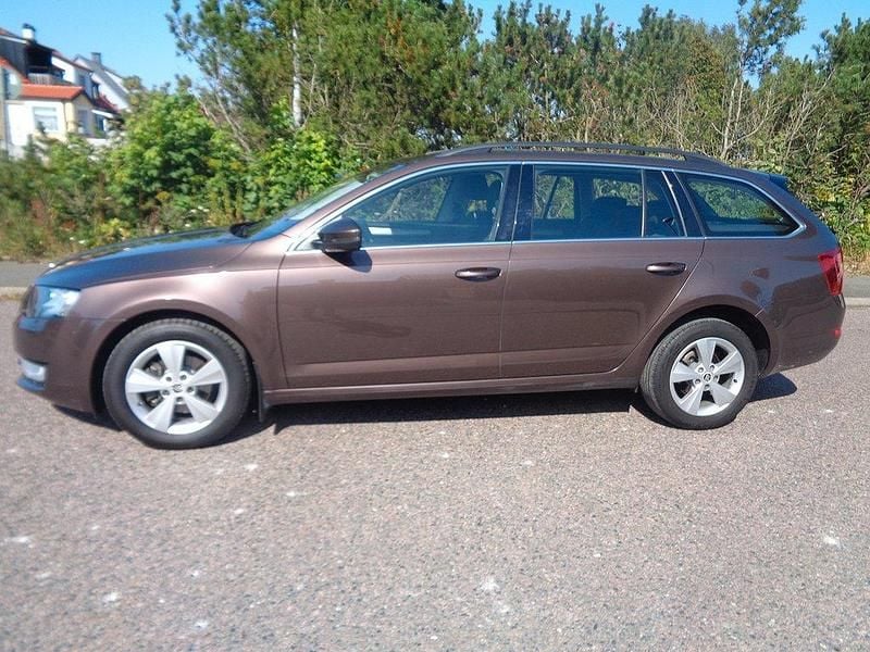 Mörkbrun (brun) Begagnad 2015 Skoda Octavia Ambition Kombi | 97 000 kr (Marknadspris) - Bild 1/4