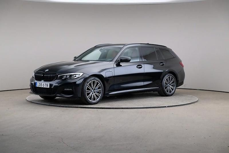 Svart Begagnad 2020 BMW 330e M Sport Kombi | 309 000 kr (Marknadspris) - Bild 1/4