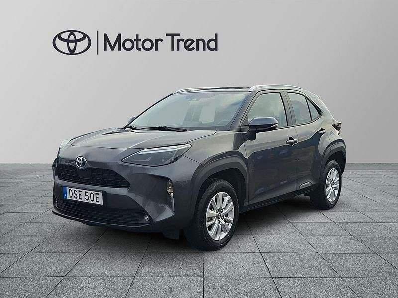 Mörkgrå (grå) Begagnad 2022 Toyota Yaris Hybrid Active SUV | 239 000 kr (Lite dyr) - Bild 1/3