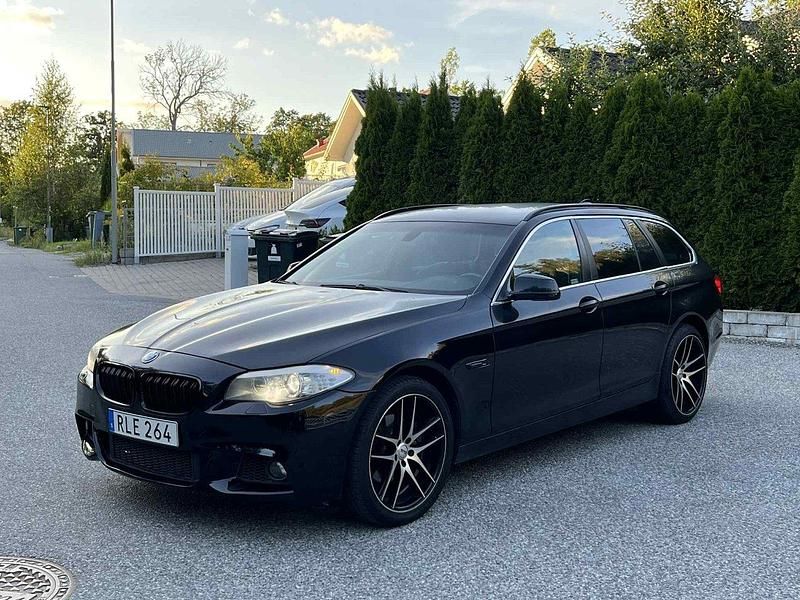 Svart Begagnad 2012 BMW 520 M Sport Kombi | 109 900 kr (Marknadspris) - Bild 1/4