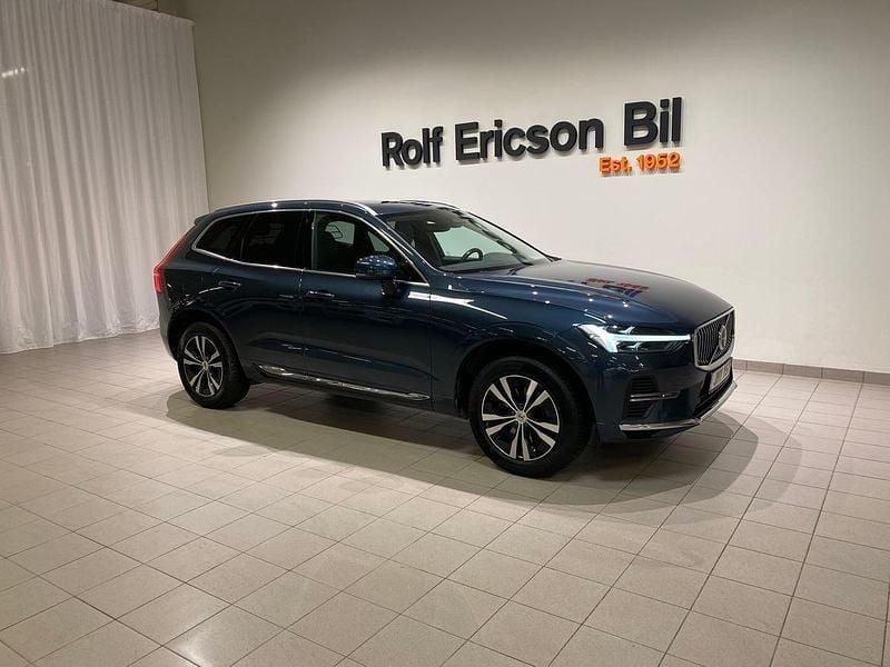 Mörkblå (blå) Begagnad 2023 Volvo XC60 Core SUV | 389 500 kr (Superpris) - Bild 1/4