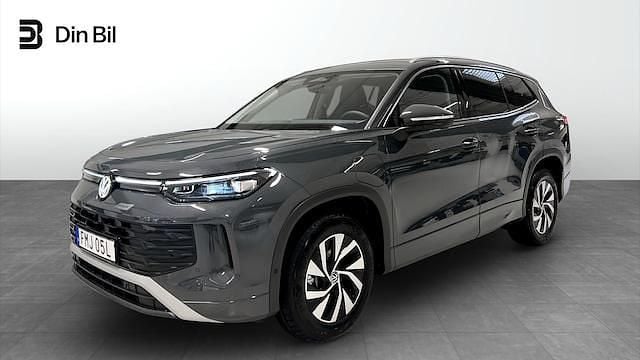 Grå (dolphin grey metallic) Ny 2025 VW Tayron Life SUV | 586 600 kr (Marknadspris) - Bild 1/4