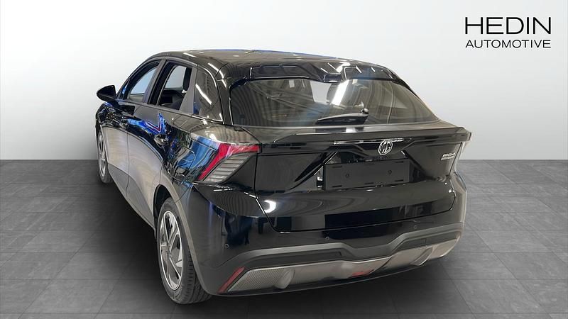 Begagnad MG MG4 EV 125 kW (170 HK) 2024 Svart Halvkombi