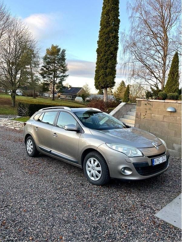 Brun Begagnad 2010 Renault Mégane GrandTour Kombi | 40 000 kr (Marknadspris) - Bild 1/4