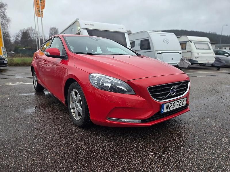 Röd Begagnad 2014 Volvo V40 Kinetic Halvkombi | 129 900 kr (Lite dyr) - Bild 1/4