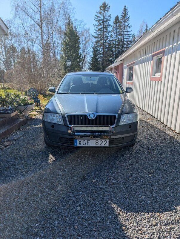 Grå Begagnad 2006 Skoda Octavia Kombi | 6 500 kr (Superpris) - Bild 1/4
