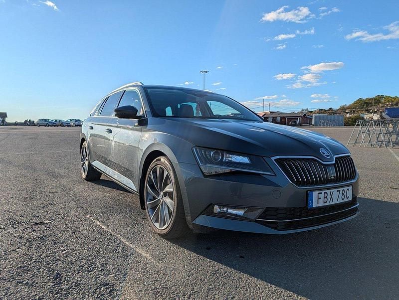Grå Begagnad 2019 Skoda Superb Business Line Kombi | 229 000 kr (Marknadspris) - Bild 1/4