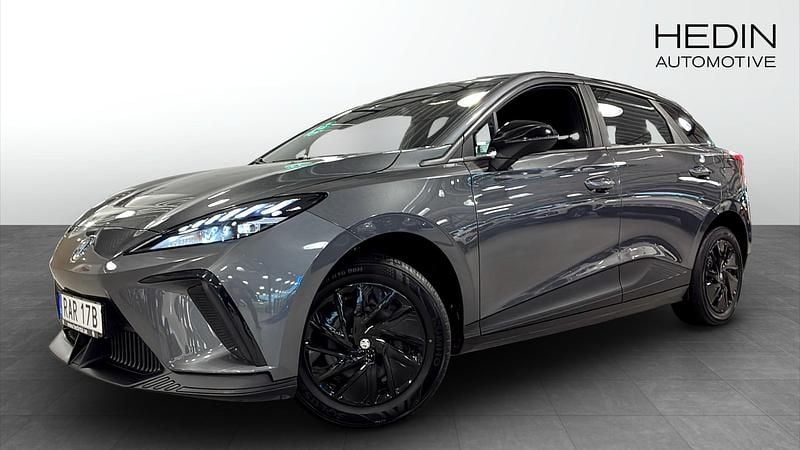 Grå (grey) Begagnad 2023 MG MG4 EV Halvkombi | 259 900 kr (Marknadspris) - Bild 1/4