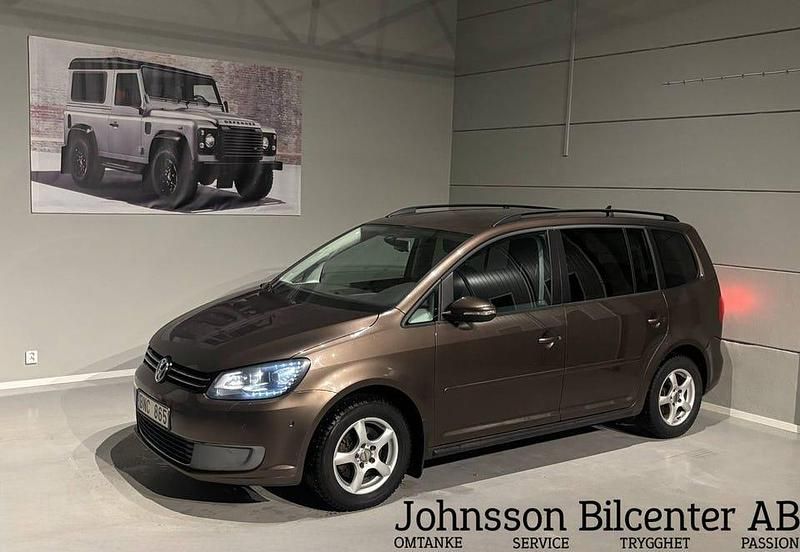 Brun Begagnad 2010 VW Touran Minibuss | 99 900 kr (Lite dyr) - Bild 1/4
