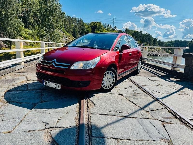 Ljusröd (röd) Begagnad 2005 Citroën C4 Halvkombi | 19 900 kr - Bild 1/4
