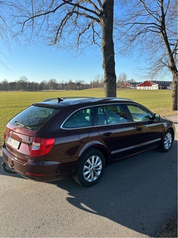 Röd Begagnad 2015 Skoda Superb Elegance Kombi | 110 000 kr (Bra pris) - Bild 1/4
