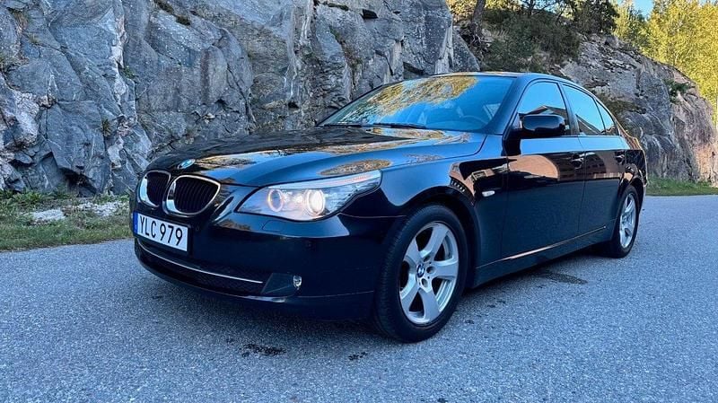 Svart Begagnad 2009 BMW 520 Advantage Sedan | 67 000 kr (Marknadspris) - Bild 1/4